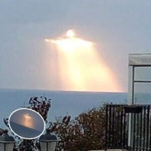 Breathtaking image of ”Jesus” appears in the sky as the sun bursts through clouds over Italy