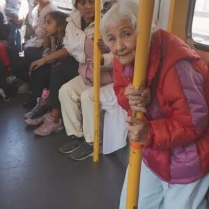 The little girl gave up her seat on the subway to her grandmother