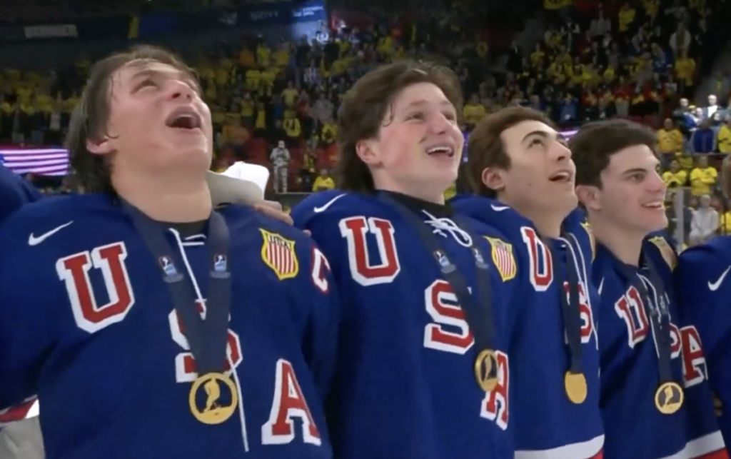 watch-us-junior-hockey-team-joins-in-singing-national-anthem-after