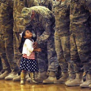 Little girl interrupts troop’s homecoming ceremony to give her dad a hug