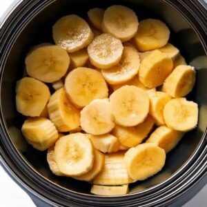 Put raw banana slices in a slow cooker with these 4 ingredients. You’ll never look back… Full recipe 👇 💬