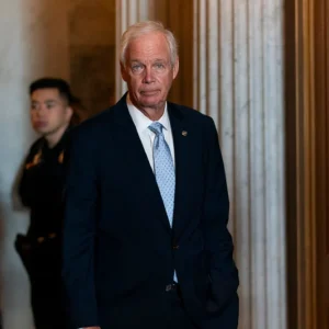 Senate Dems Block Bill To Pay Essential Workers Trapped In ‘Endless Shutdown’ Senate Dems Block Bill To Pay Essential Workers Trapped In ‘Endless Shutdown’